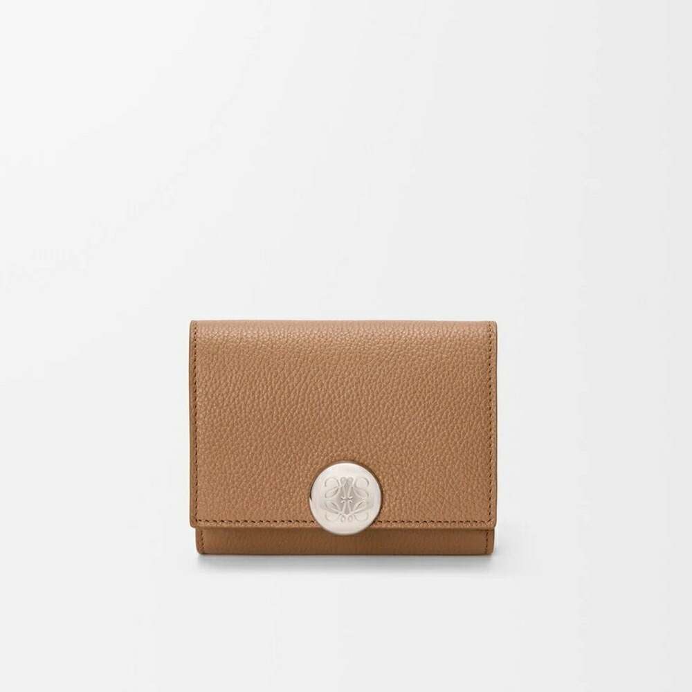 ロエベ LOEWE 2026春夏レディース ペブル トライフォールド ウォレット 財布【モカ 】【送料無料】【正規品】