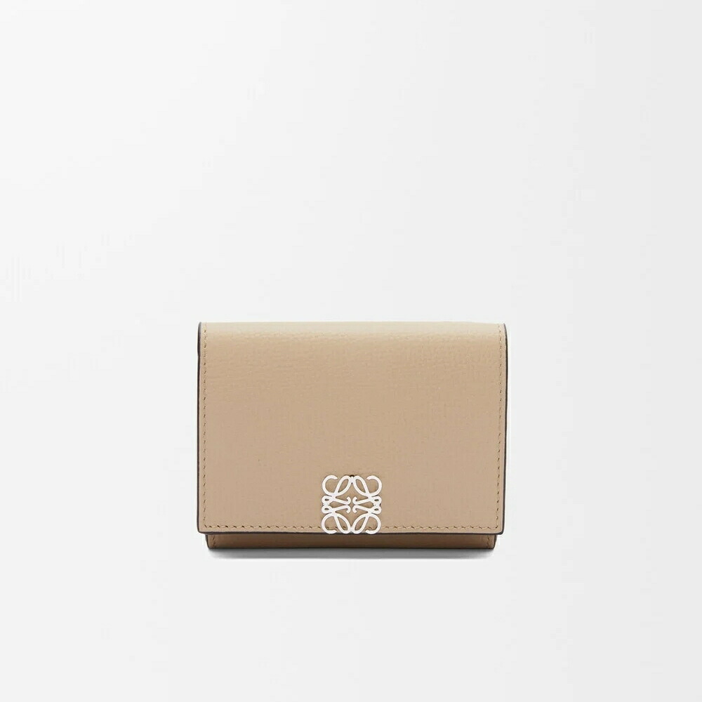 ロエベ LOEWE 2026春夏レディース アナグラム トライフォールド ウォレット 財布【サンド 】【送料無料】【正規品】