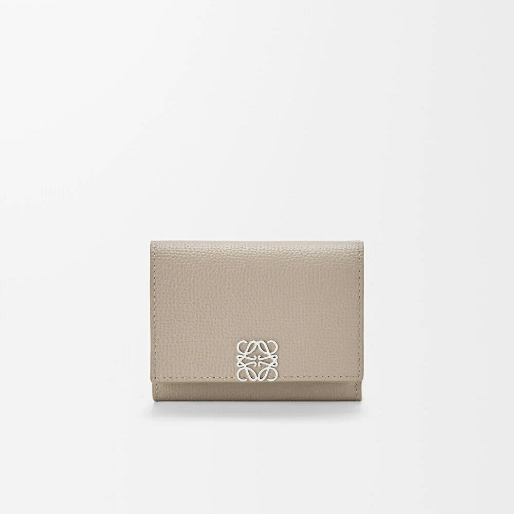 ロエベ LOEWE 2026春夏レディース アナグラム トライフォールド ウォレット 財布【クレイ 】【送料無料】【正規品】