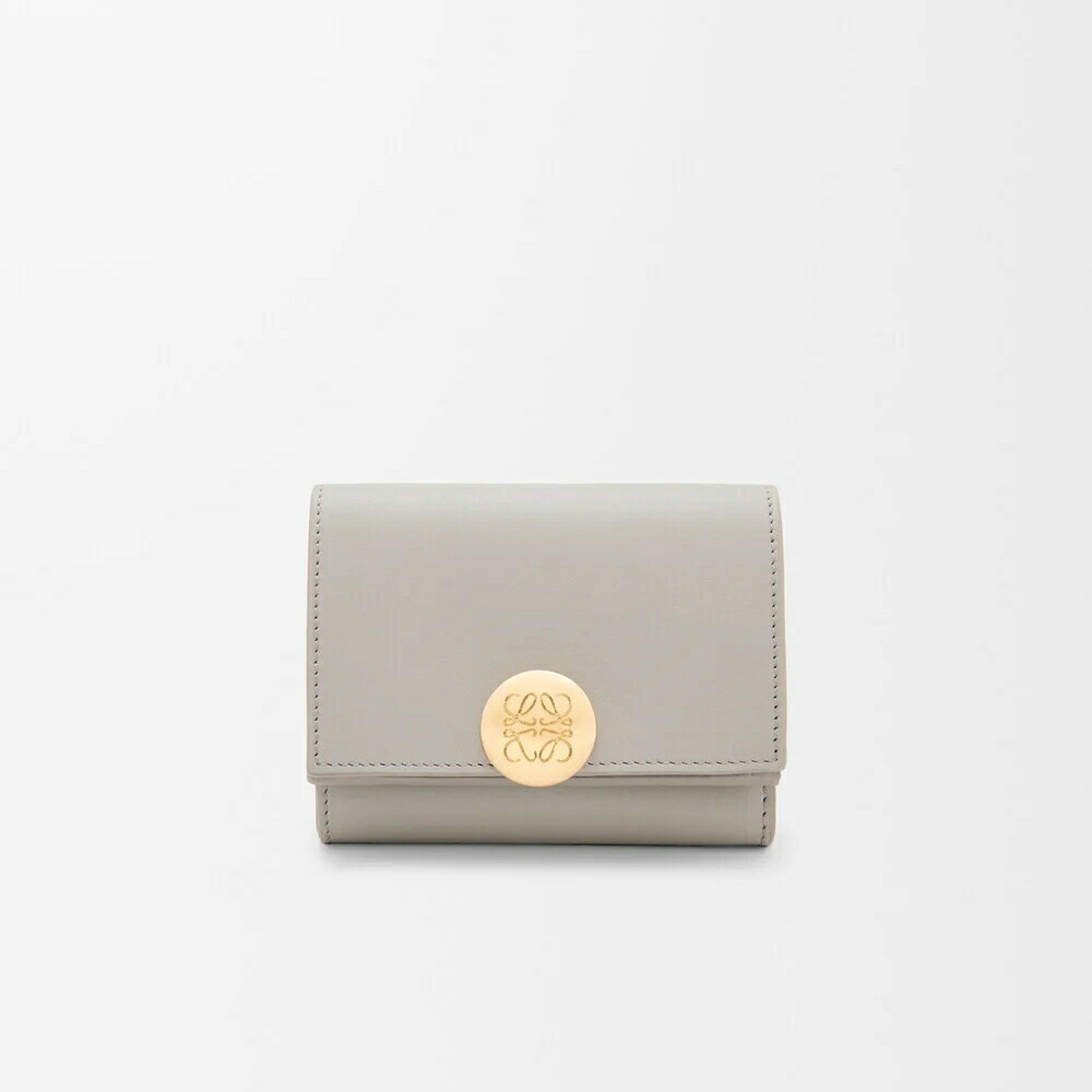 ロエベ LOEWE 2026春夏レディース ぺブル トライフォールド ウォレット 財布【シェルグレー 】【送料無料】【正規品】