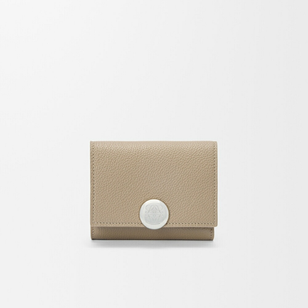 ロエベ LOEWE 2026春夏レディース ペブル トライフォールド ウォレット 財布【クレイ 】【送料無料】【正規品】