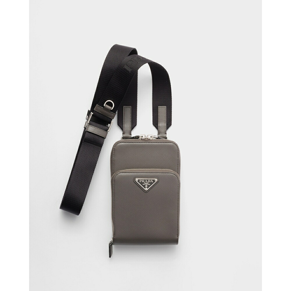 プラダ PRADA 2026春夏 メンズ サフィアーノレザー スマートフォンケース【スモーキーグレー 】【送料無料】【正規品】｜ブランドバッグ・雑貨CELEBRITY
