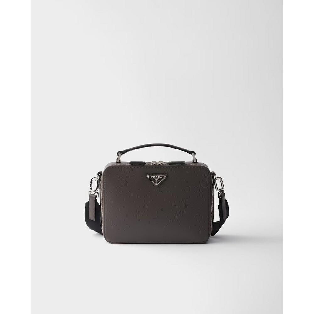プラダ PRADA 2026秋冬 メンズ プラダ ブリック サフィアーノレザーバッグ【スモーキーグレー 】【送料無料】【正規品】｜ブランドバッグ・雑貨CELEBRITY