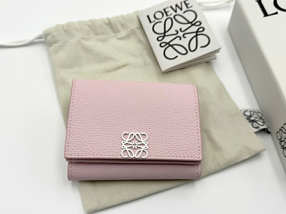 【即納】ロエベ LOEWE 2026春夏レディース アナグラム トライフォールド ウォレット 財布【ブロッサム 】【送料無料】【正規品】