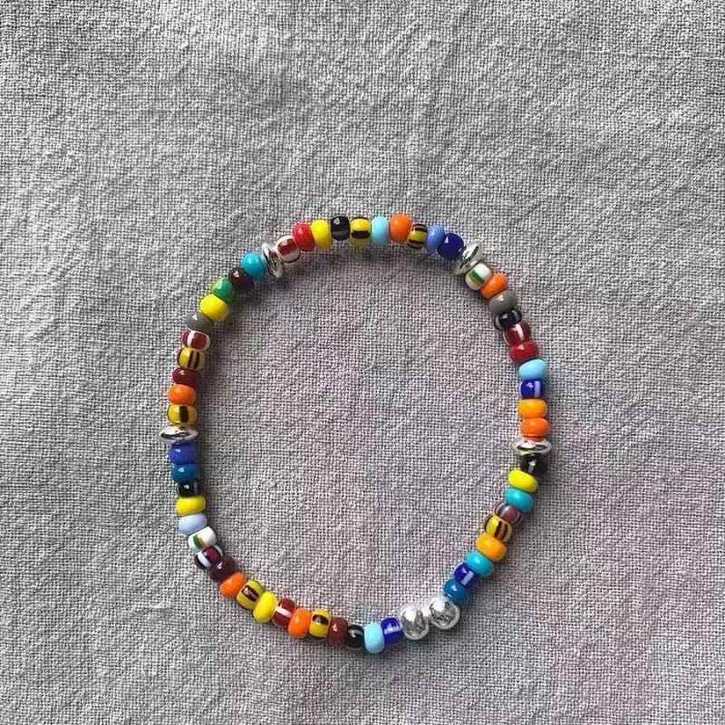 ビーズブレスレット ハンドメイド クリスマス カラー 手串 アクセサリー ユニセックス カラフル 珠 装飾 ギフト 冬物 女性用 男性用 シンプル デザイン 天然石風 ファッション アイテム 通年 人気アクセ