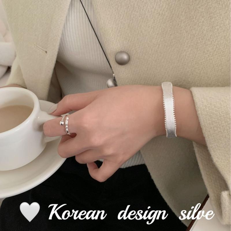 腕輪 レディース S925純銀 御前上等感  韓国風 インスタ風 不規則さ曲線状の形 毛はらい完成 ビーズ境界線 銀付属物 亭主もち用 宝飾品 分かりやすいひな形 細身手合い 日常使い走り 差し上げ物相応う