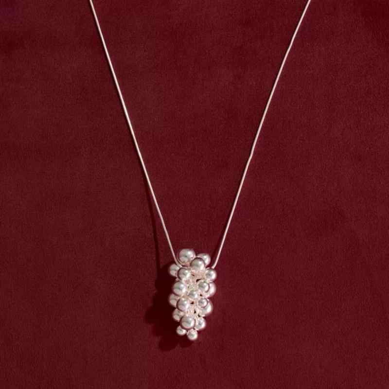 ネックレス レディース ロングチェーン 調整可能 多用途着用 インフルエンサー ブドウモチーフ セーター対応 アクセサリー ジュエリー レイヤード スタイリング 日常使い ギフト向き 華やかデザイン 細工細やか 重厚感 引き出し式 長さ調節 シンプル エ