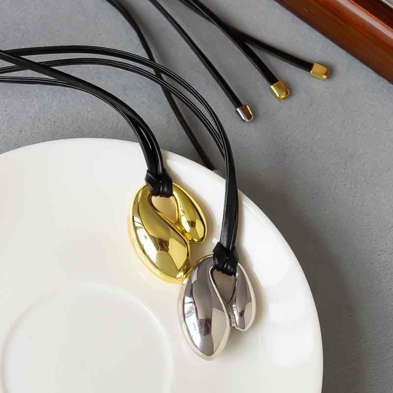ネックレス レディース シンプル 個性的 抽象デザイン 高級感 ニッチ コーデ万能 黒革ロープ ペンダント チェーン ファッションアクセサリー 日常使い 軽量 スタイリッシュ ユニセックス対応