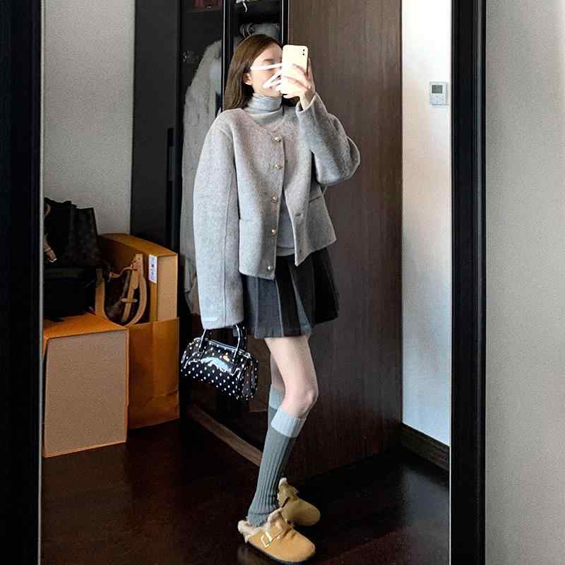 コート レディース 秋冬 グレー 毛織 厚手 ショート丈 小柄向け 暖か素材 ウール 保温 ベーシックスタイル デイリーコーデ 簡単着こなし 通勤 外出 レイヤード スタイル｜くらしのセロネ