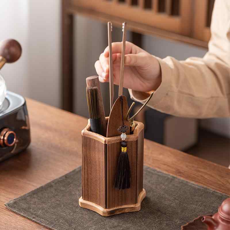 茶具セット 夫婦用 家用 胡桃木 六君子 高級感 茶道 アクセサリー 茶挟 茶則 茶針 茶刀 養壺筆 天然木 家庭用 伝統工芸 ティータイム 日常使い 洗練デザイン 耐久性 木製道具 茶芸 セット 便利グッズ 木目調 優雅 静かな時間 茶葉保存 手入れ簡