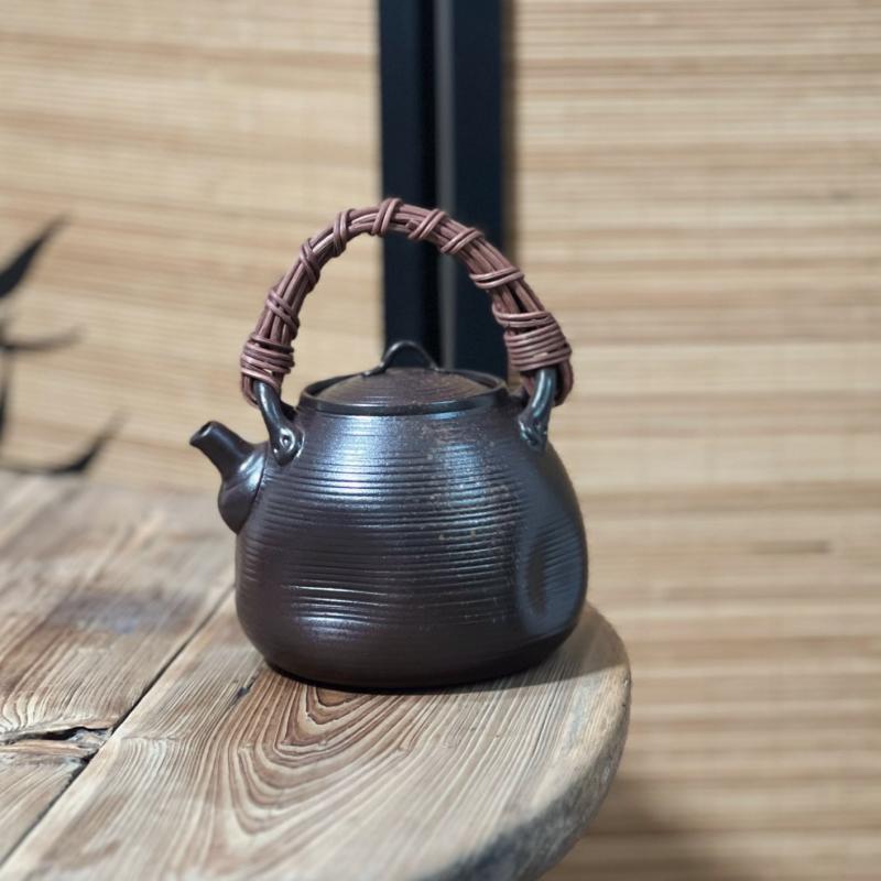茶壺 粗陶 紫泥 藤編み 取っ手付き 侘び寂び風 炭火対応 煮茶 ポット 古風 柴焼き 仕上げ 湯沸かし器 手作り 伝統工芸品 インテリア雑貨 天然素材 和風 デザイン 日常使い|くらしのセロネ