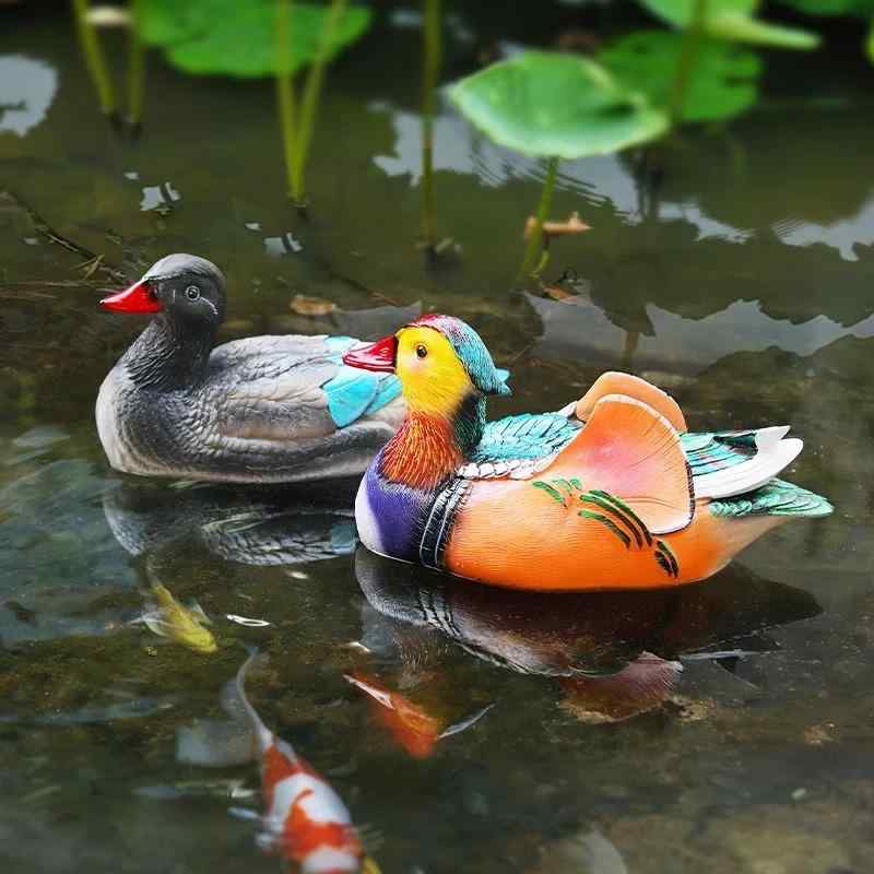 ガーデニング雑貨 飾りつけ オシドリ 家鴨 水面に浮かぶ 即物的 脂製 吹き上げ 運動場 庭 海洋博物館 回転運動水 金魚鉢 飾りつけ 室内装飾 縁起物 風水 愛くるしげ ありの実 つがい 癒やし オブジェ エクステリア 庭からだ付き 海洋博物館 かざり付ける