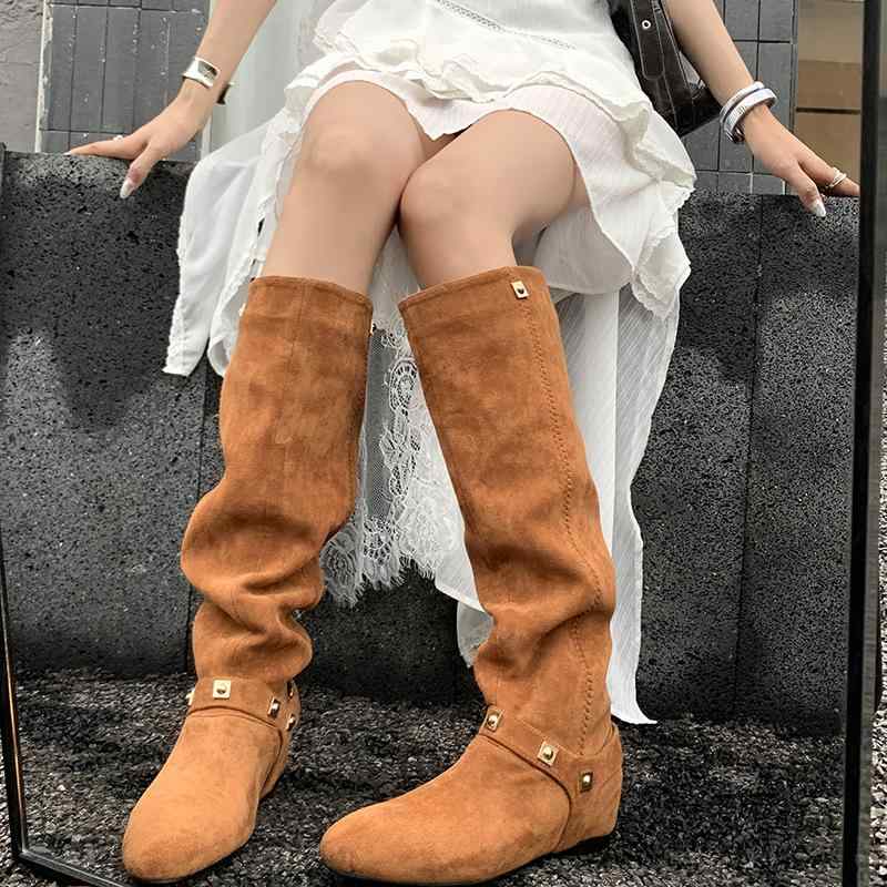 ロングブーツ レディース スエードクロス リベット ウェスタン 牛飼い インソール高さ ナイト爵風 か細い 音の大きさ ご機嫌撥ねのける ロング丈 亭主もち用 秋冬 通い 出で立つ 軽さ 今めかしい 脚長成り行き ジーンズ調 天鵝絨風 かざり付ける 流行り物 シューズ 痛いところお