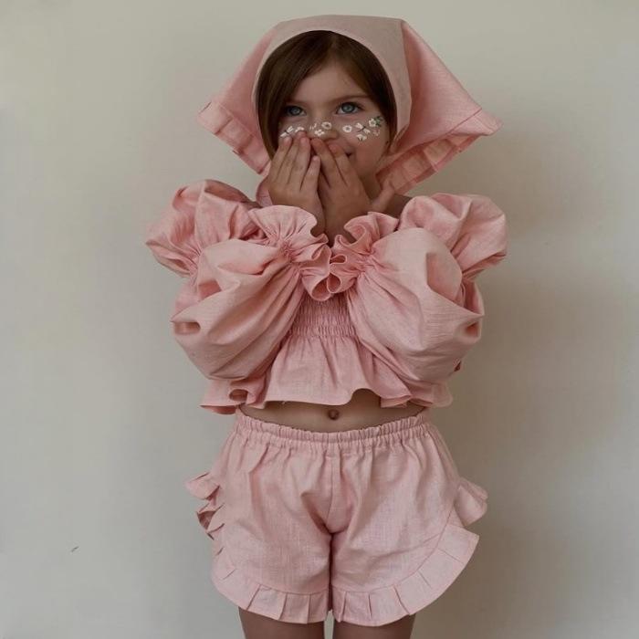 春夏 女児 キッズ服 綿麻 素材 かわいい 遊び心 ドールシャツ フリル シフォンエッジ ショーツ セット 軽量 涼しい 夏服 通学 遊び着 日常使い 吸湿 速乾 快適 動きやすい コーディネート 簡単 組み合わせ トップス ボトムス ペアリング 女の子