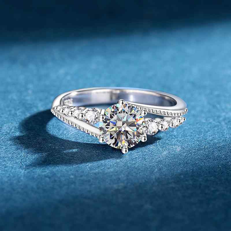 指輪 レディース モアサナイト プロポーズ 婚約 高級感 ツイストアーム 6爪 クラウン デザイン クラシック シルバー 輝き ジュエリー リング 女性用 求婚用 宝石 アクセサリー 日常使い