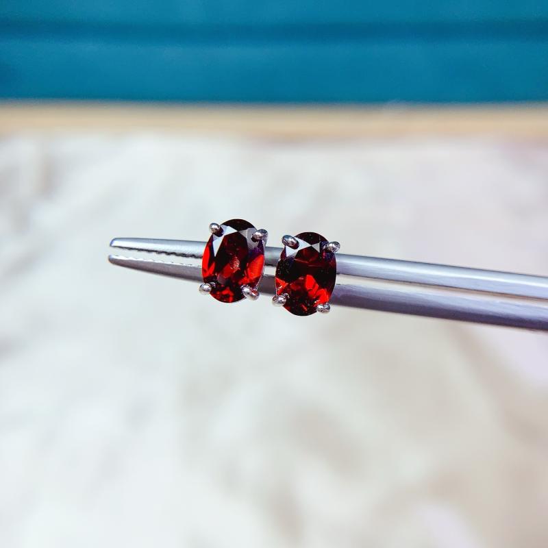 イヤースタッド レディース 天然ガーネット 925シルバー シンプルデザイン 精工仕上げ 空托設定 6mm 8mm 赤系ストーン ファッションアクセサリー 日常使い ギフト対応 女性向け ジュエリー スタッドピアス 天然石 銀製 モダンスタイル 高級感