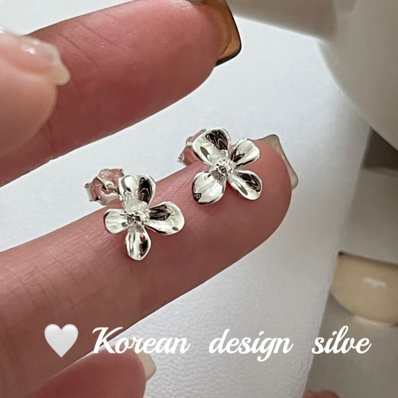 レディース ピアス 925シルバー ジャスミンフラワー 光沢 イヤースタッド ユニークデザイン 高級感 インフルエンサー アクセサリー 花モチーフ シンプル 女性向け 日常使い ギフト スタイリッシュ 細工 輝き 繊細 モダン