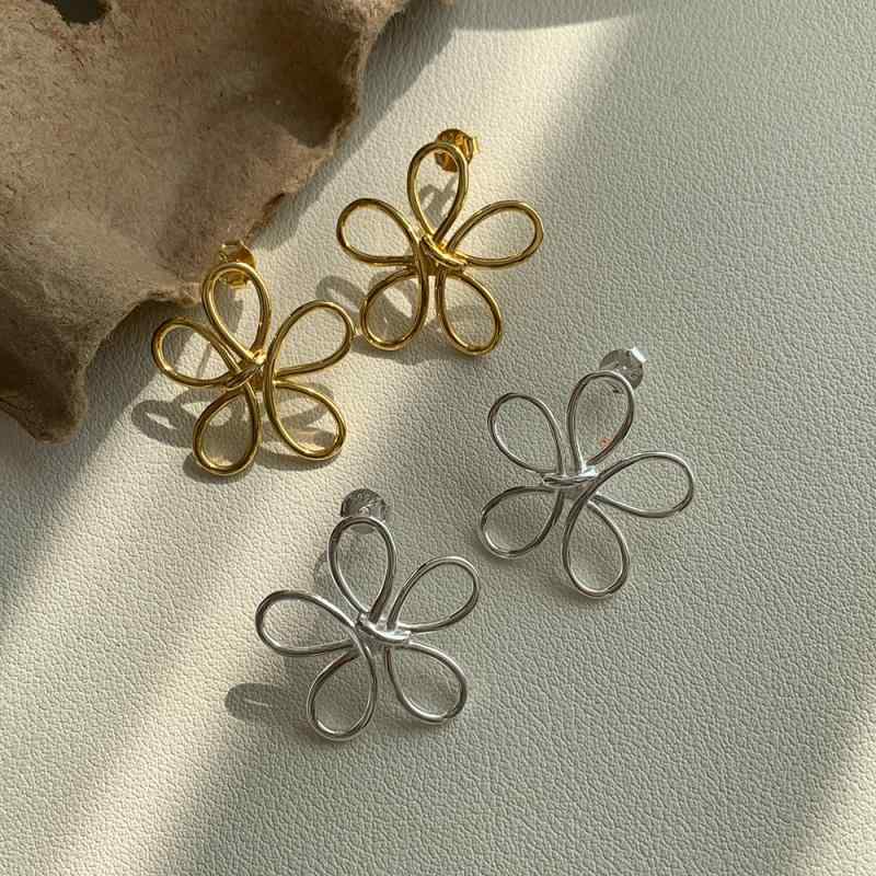 ピアス レディース 925純銀 透かし彫り 花画題 索条挙げ句の果て スタッド 自己同一性派 創作的 ひな形 御前上等感 耳飾り