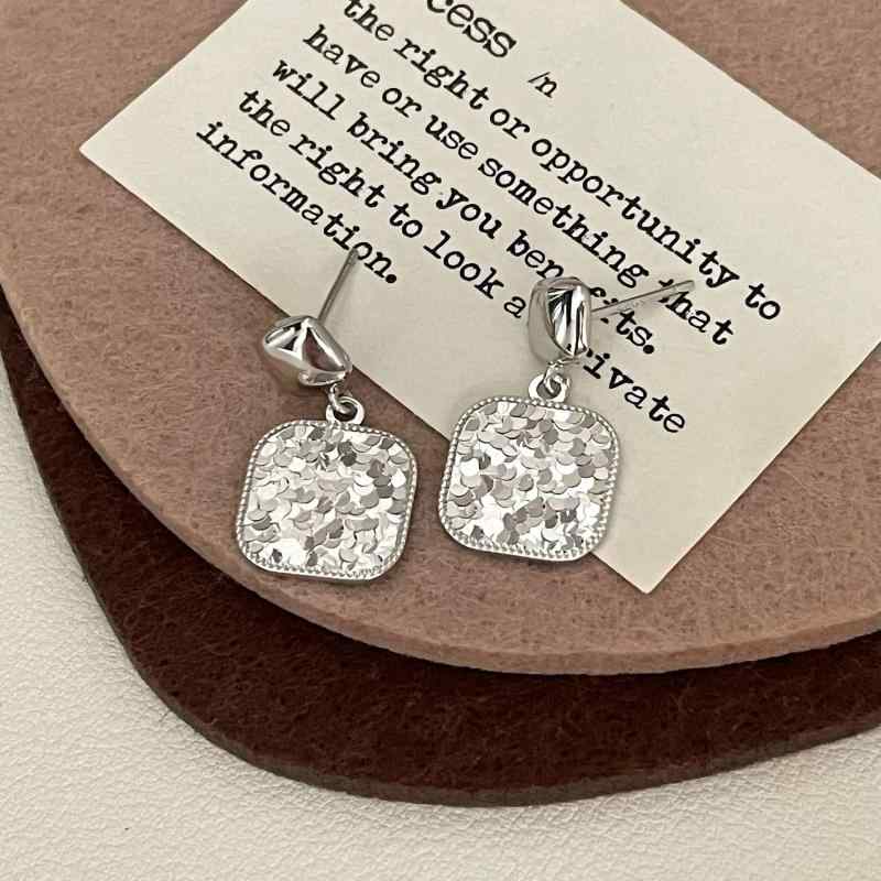 レディース 925しろがね色ピアス 純銀 花画題 砕氷 正六面体 ひな形 隅っこ 分かりやすい 細かく 御前上等感 特殊 日常使い走り 流行り物付属物 耳元飾りつけ スタッドタイプ 磨き上げる 今めかしい 柔らかい 明滅する光 声遣い 座標