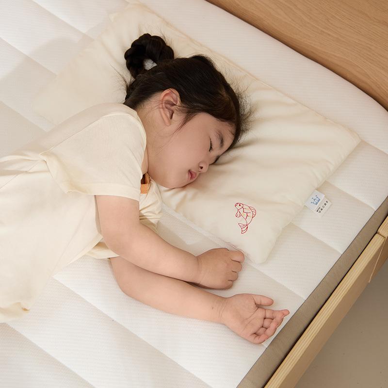 枕 キッズ もの言う花 地絹 薄型 パステル色の 好いたらしい 刺しゅう 鯉柄 ちびっ子用 寝具 乳飲み子 枕芯 気どらずに原料品 寝心地 好いたらしい 枕頭 赤ちゃん 枕取りまかなう なし 低手向かい なし 綿 混 生まれ変わり衣料繊維 なし 通年 室内 臥し所 不可欠品 安全性のある 無加えること 肌に愛想のいい 洗える 枕