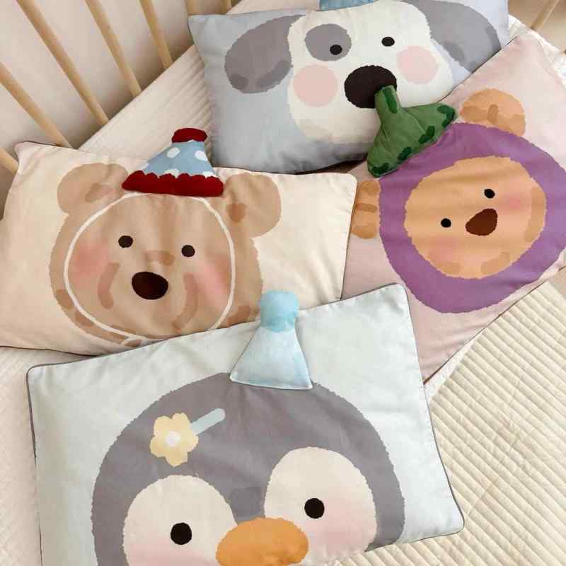 枕カバー キッズ 綿100% 起毛加工 柔らかい かわいい柄 幼稚園用 子供寝具 純綿素材 ベビー部屋 寝室インテリア 日常使い 快適睡眠 吸湿性 通気性 洗いやすい 耐久性 シンプルデザイン 家族共有 日常必需品 健康志向 自然素材 ソフトタッチ 癒し