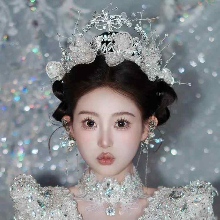 ウェディング ヘッドドレス 水晶 ビーズ フラワー ティアラ 新婦 ヘアアクセサリー 高級感 エレガント スタイリング 花冠 頭飾 結婚式 アクセサリー 華やか デザイン 装飾 クリスタル 装い コーディネート