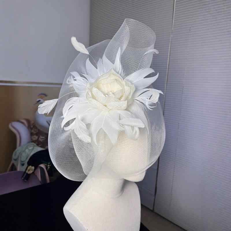 新婦頭飾り レディース 羽毛ヘッドフラワー レースビーズ 手作り 網紗ヘッドバンド 礼帽 欧米風 ウェディングアクセサリー チュールドレスアップ 花嫁ヘアピース 結婚式パーティー用 華やかデザイン 軽量快適 ギフト対応