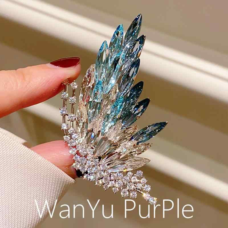 ブローチ メンズ 蝶モチーフ 水晶 ジルコニア グラデーション 空色ブルー 高級感 輝く スーツピン アクセサリー 胸花 フォーマル 装飾品 ピン バッジ ネクタイピン コサージュ キラキラ ブルー系 アクセント ビジネス コーディネート