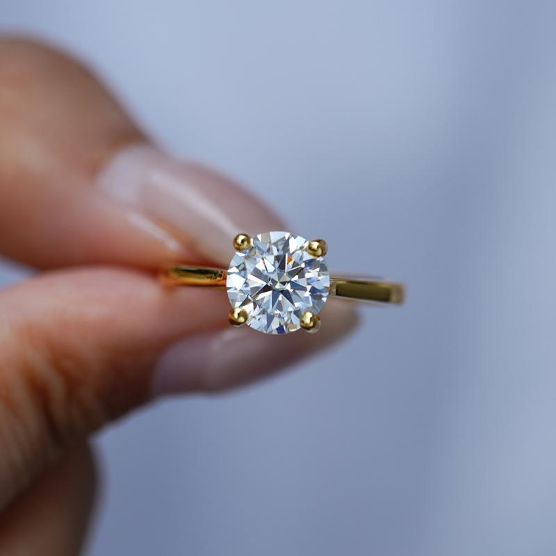 指輪 レディース 円形 モザナイト 4爪留め 18K金メッキ 925スターリングシルバー ベース ラウンド ストーン 女性 ファッション アクセサリー