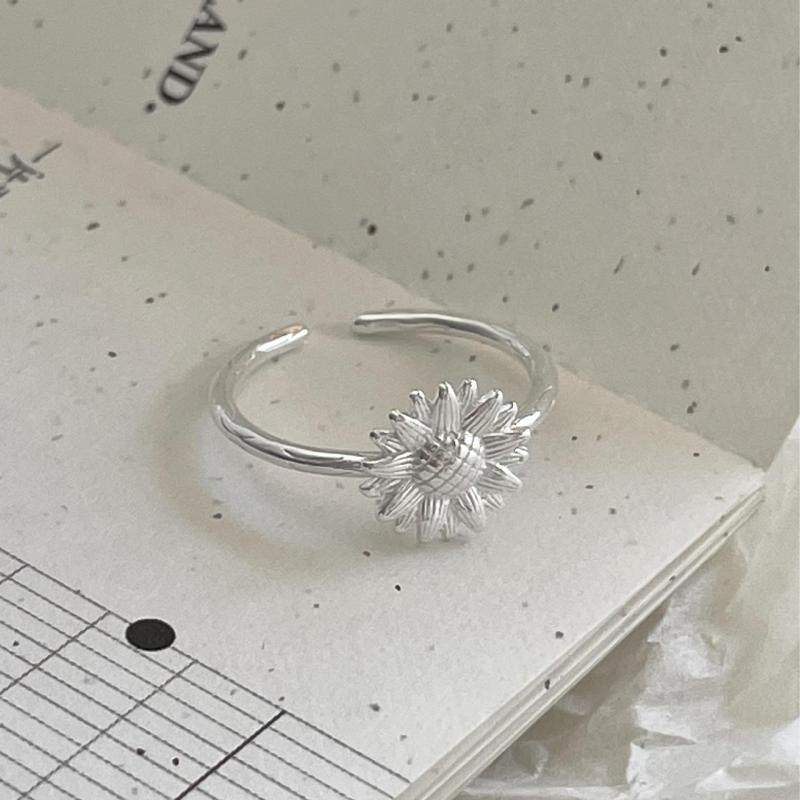 指輪 レディース 純銀 デイジー 花モチーフ シンプル デザイン 個性的 シルバー アクセサリー ファッション ジュエリー ミニマル スタイリッシュ トレンド モダン 洗練 かわいい ユニーク