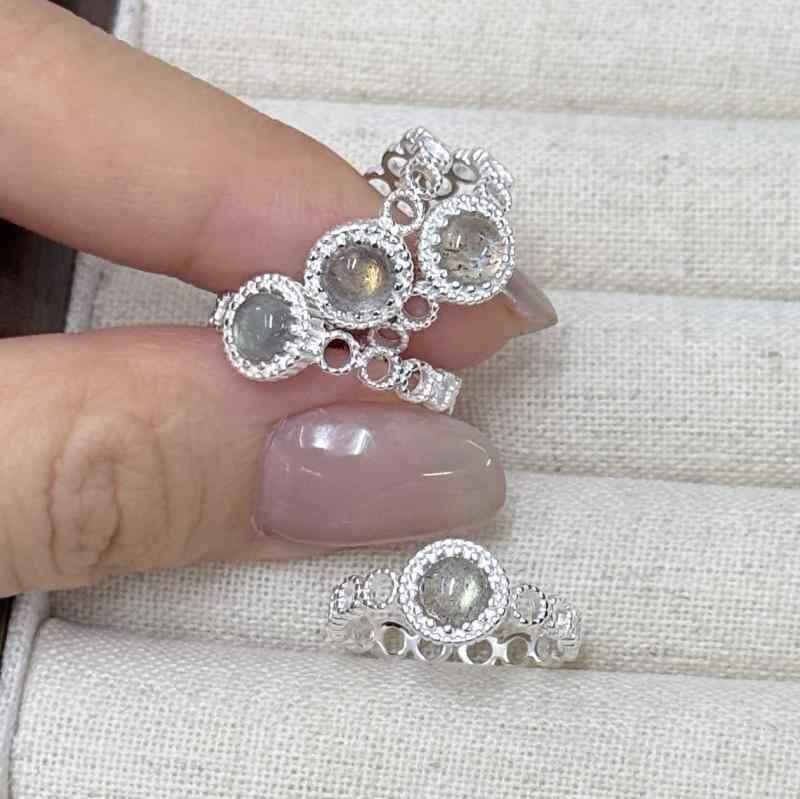 指輪 レディース 925シルバー 天然ムーンストーン レースビーズエッジ ベーシック 高級感 気質 アクセサリー 華奢デザイン 日常使い シンプル エレガント 女性向け ジュエリー ハンドメイド風 繊細 輝き スタイリッシュ モダン トレンド 洗練 優雅