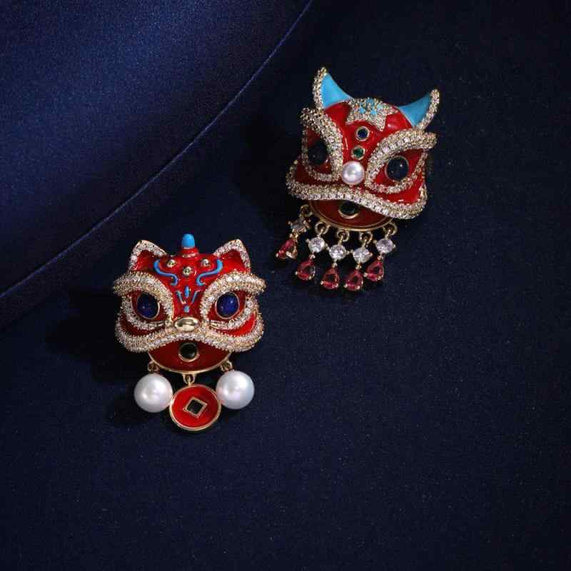 ブローチ 醒獅 モチーフ 金色 かわいい 中国風 伝統 デザイン 精巧 上品 新年 春節 スーツ 胸花 ラペルピン ファッション アクセサリー ビジネス フォーマル パーティー ゴールド