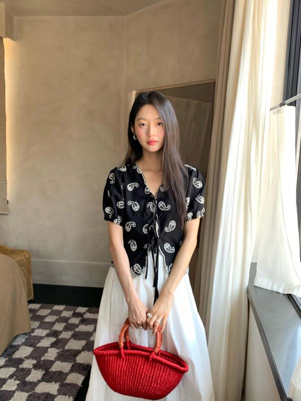 ブラウス レディース 中華風 レトロ Vネック 紐付き 刺繍 上品 春夏 軽やか デザイン 女性服 トップス シャツ ボヘミアン スタイル エスニック 柄物 涼しい 素材 吸湿 速乾 機能性 日常使い 通勤 コーディネート アクセサリー レイヤード