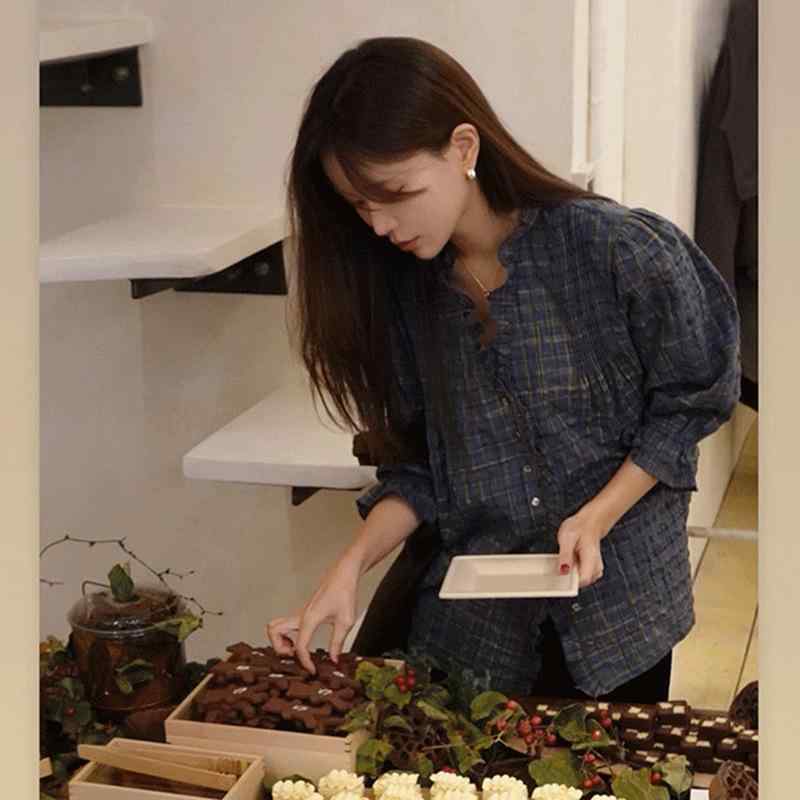 レディース ブラウス シャツ Vネック フリル襟 ギャザー プリーツ レトロ デザイン ブルー 青 大人可愛い きれいめ 上品 フェミニン オフィス 通勤 カジュアル 普段使い デイリー 華やか おしゃれ 春 夏 秋