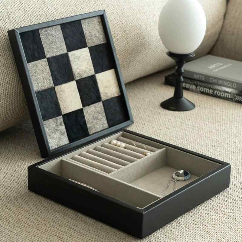宝飾品ボックス席 付属物お盆 納める容れもの 小入れもの 飾りつけ チェッカーゲーム盤柄 市松飾りつけ ハラコ調 今めかしい 分かりやすい 御前上等感 雅びやか 高見せかけ 室内装飾 雑貨 卓上納める 宝飾品容れもの 付属物納める かざり付ける 部屋の入り口 リビング 臥し所