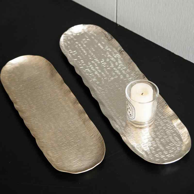 御盆 御盆 楕円面形 ロング つや消し しろがね色 三鞭酒ゴールド 今めかしい 御膳上等感 窈窕たる 高押し出し 格好のいい 小入れもの 納める 卓上 飾りつけ オブジェ 室内装飾雑貨 見せびらかす 飾りつけ 分かりやすい 格好のいい