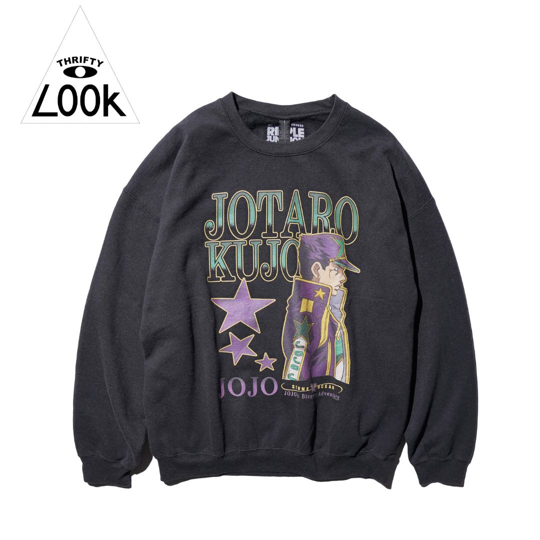 【THRIFTY LOOK / スリフティールック】THRIFTY \"JOJO\u0027S BIZARRE ADVENTURE\"" CREW SWEAT マンガ アニメ 『ジョジョの変ちきりんな乗り出す』STARDUST CRUSADERS 空条承太郎 メンズ レディース  オフィシャルライセンシー 流汗  黒いこと"