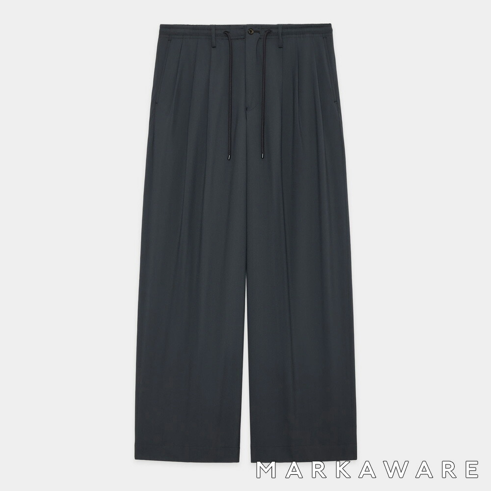 【MARKAWARE/目じるしお召しもの】TRIPLE PLEATED EASY TROUSERS - CHARCOAL / オーガニックウール2/80トロピカル - トリプルプリーテッドイージートラウザーズ / A26B04PT02C【メンズ】【貨物輸送無料】