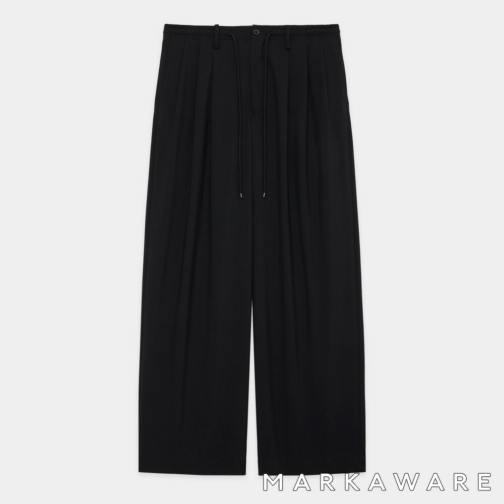 【MARKAWARE/目じるしお召しもの】TRIPLE PLEATED EASY TROUSERS - BLACK / オーガニックウール2/80トロピカル - トリプルプリーテッドイージートラウザーズ / A26B04PT02C【メンズ】【貨物輸送無料】