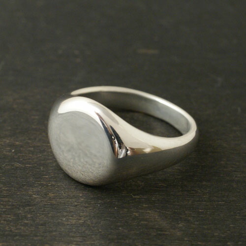 スノーマン目黒蓮さん着付けるひな形・Atease PLAIN SIGNET RING ROUND