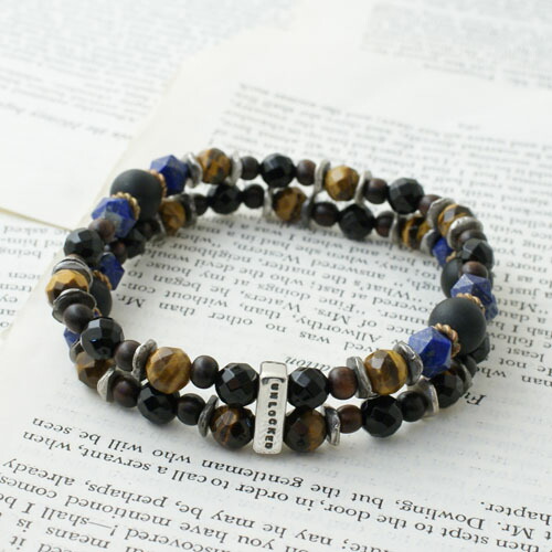 活動写真（LOVE SONG）・スノーマン向井康二さん着付ける青写真 Vantique BEADS CUFF BRACELET