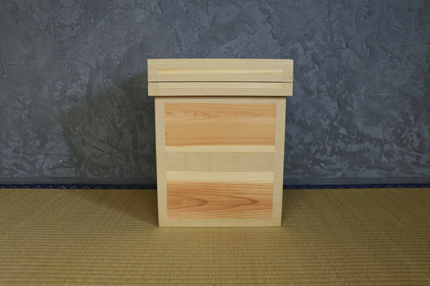 茶箱スツール　前田工房　サイズ32ｃｍ&times;32ｃｍ&times;40ｃｍ　日本製　静岡県産杉　職人の手仕事　防虫防湿　トタン　木箱　お茶の保存　米びつ　乾物の保存　和モダンギフト　収納インテリア　長く使える｜茶箱専門店　前田工房