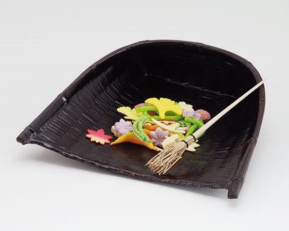 箕御菓子器 一閑塗（箒付）（かざり付ける箱）