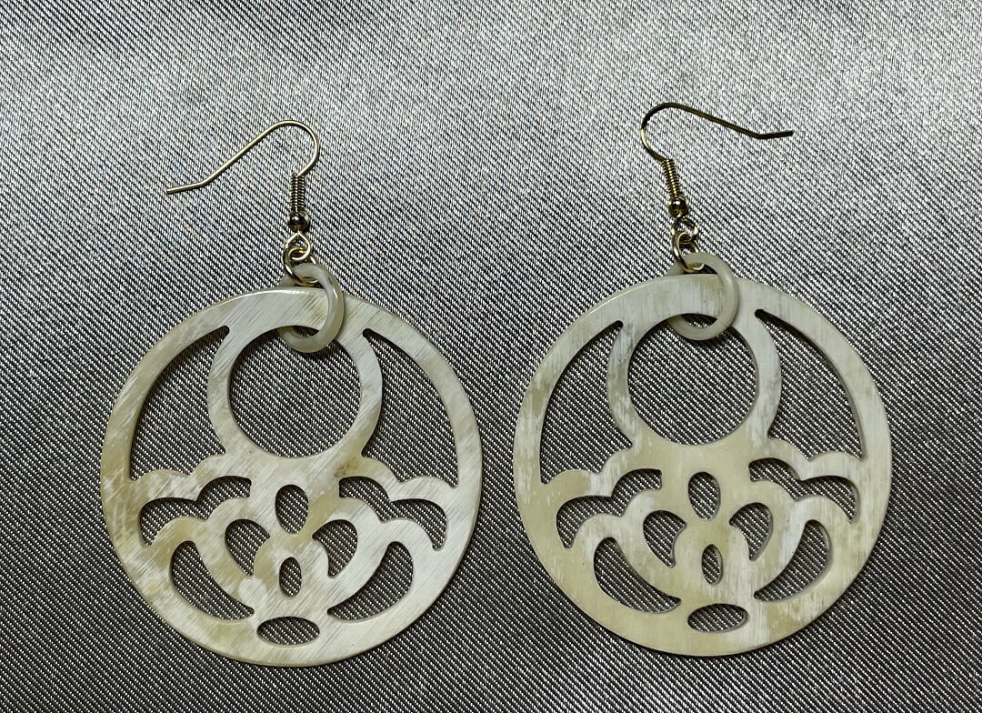 【美品】pelleq オリジナル水牛角ピアス 楽天市場】【水牛角のピアス】職人の手作りです ベトナム雑貨