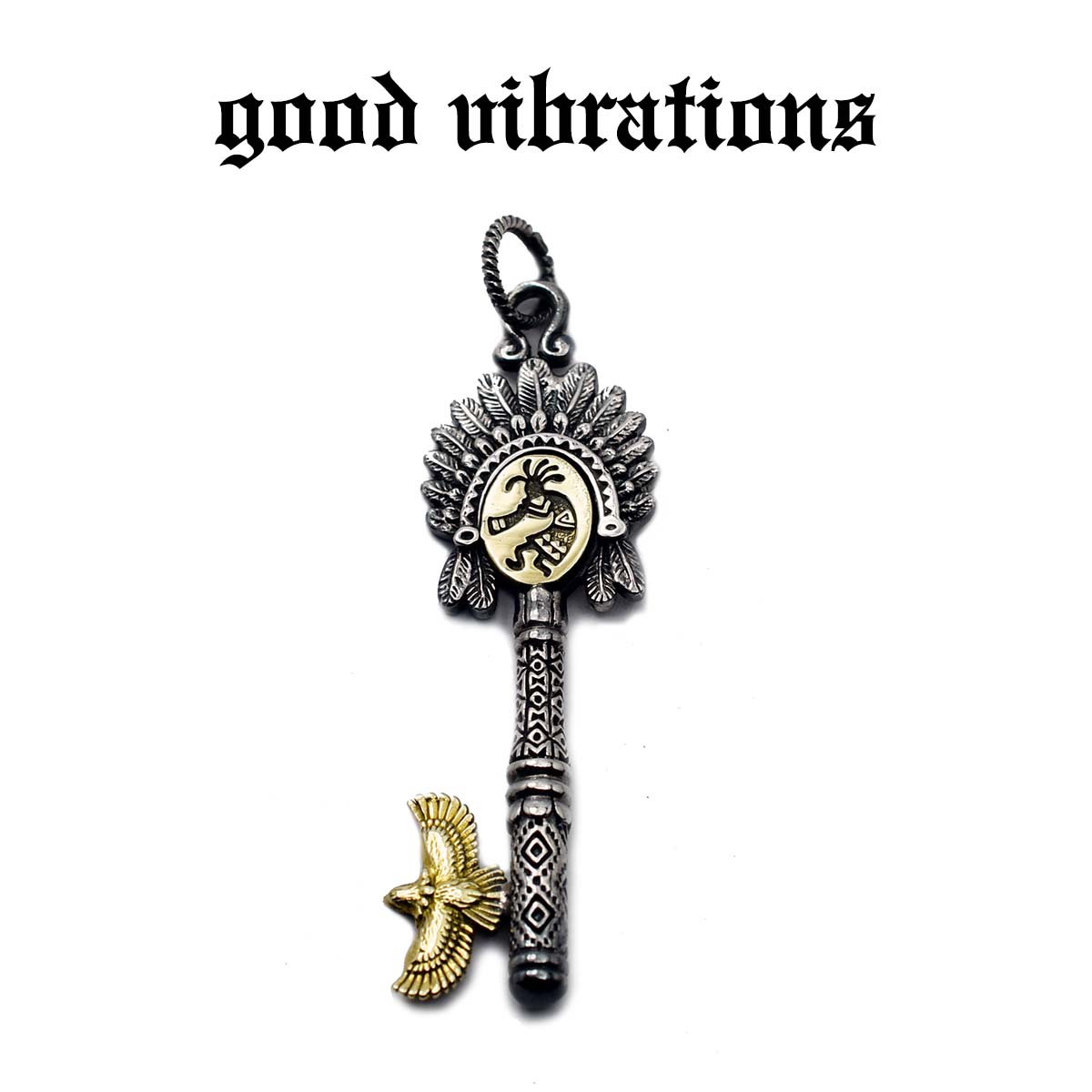 【good vibrations 正規取扱店】【送料無料】シルバーアクセサリー グッドバイブレーションズ フェザー イーグル ココペリ ウォーボンネット カギ 鍵 キー ペンダントトップ インディアンの羽飾り 鍵 シルバー 925 ブラス 真鍮