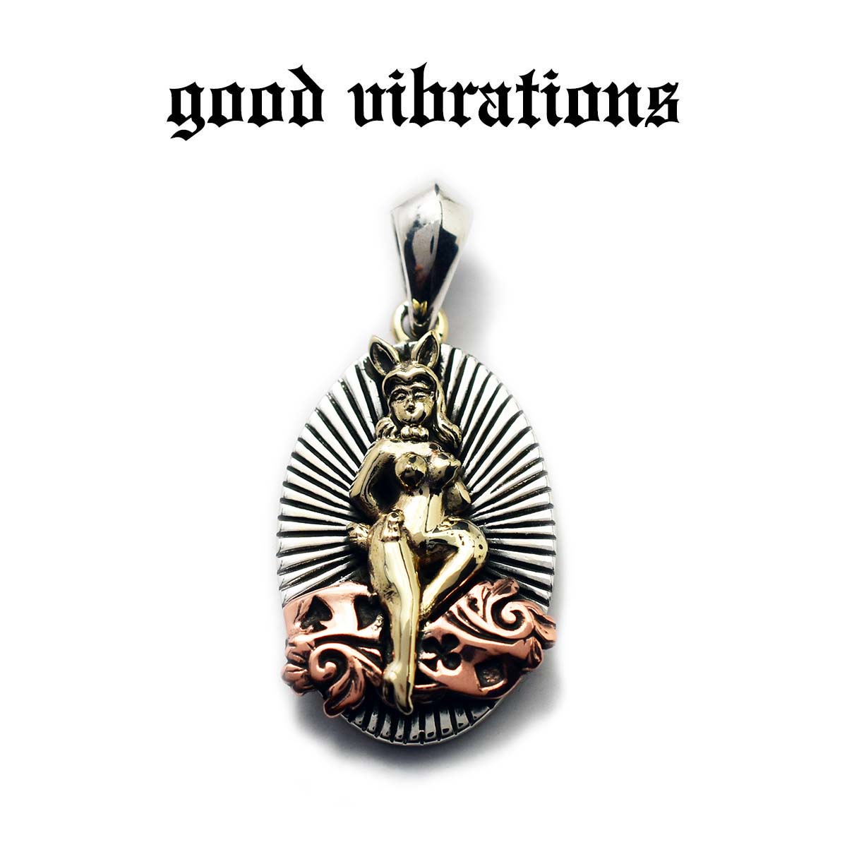 【good vibrations 正規取扱店】【送料無料】シルバーアクセサリー グッドバイブレーションズ バニーガール カジノ トランプ ペル・アスペラ・アド・アストラ メッセージ刻印入り チャーム ペンダントトップ メンズ シルバー925 真鍮 銅