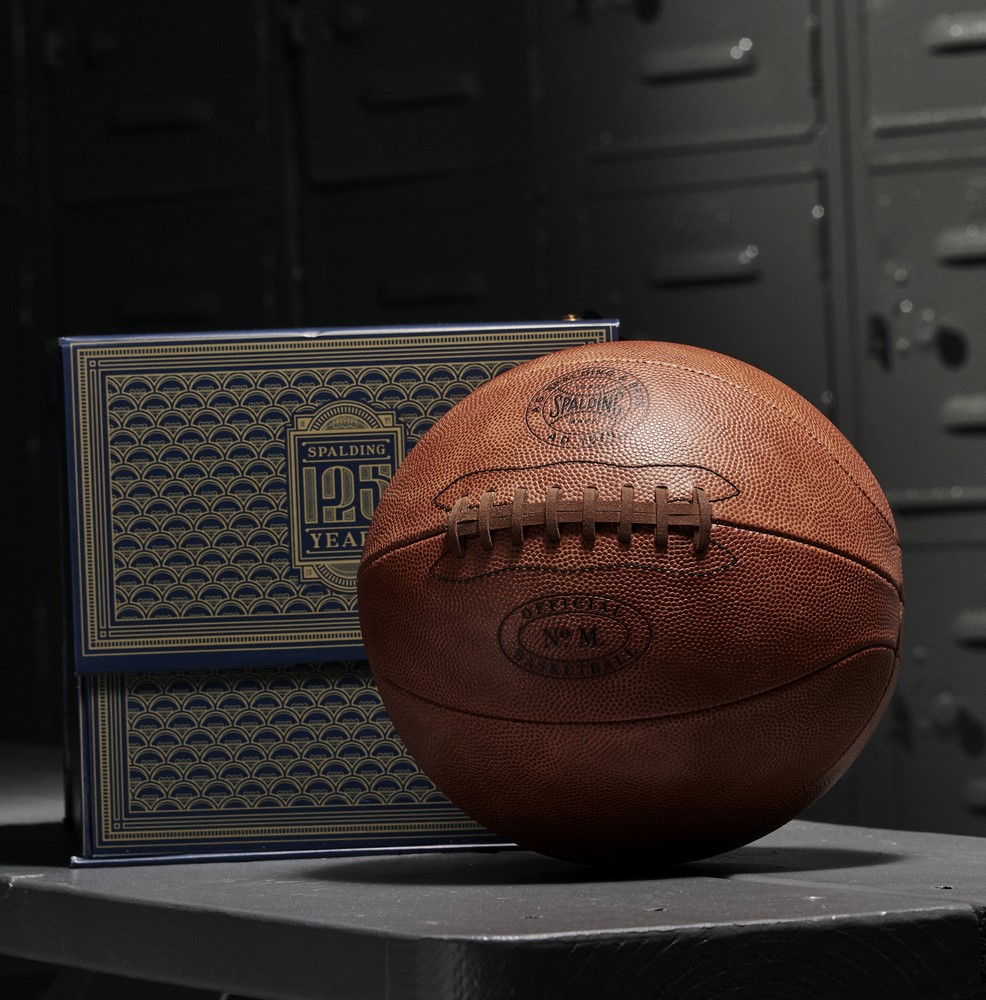 スポルディング ｃｈａｒｍｉｎｇ チャーミング 125周年記念限定ボールは誕生当時の天然皮革製かつ特徴であったレースを忠実に再現したボール 専用ボックス付き 天然皮革 P2 125周年記念オフィシャルレプリカバスケットボール 世界同時発売 7号 ジャスパー 76