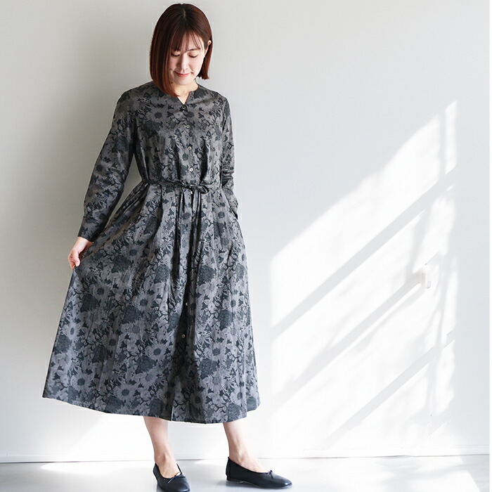 Y襟デザイン長袖ワンピース　＜スイムダンクレア＞ ブラックグレー　着やせ　大人ワンピ　リバティプリント　大人服　国産