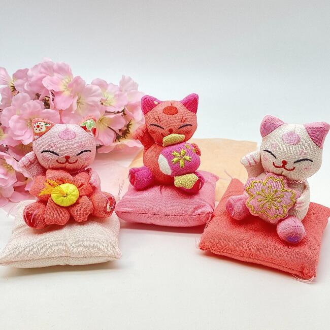 楽天市場 ぬいぐるみ かわいい 猫 桜 桜の招き猫 マスコット 座布団付き 桜 ピンク 猫ねこ 招き猫 猫 ネコ ぬいぐるみ ボールチェーン付 お土産 縁起物 キーホルダー 手のひらサイズ 保育園 幼稚園 小学生 ランドセル ちりめんネコポス メール便 不可 ちりめん細工館