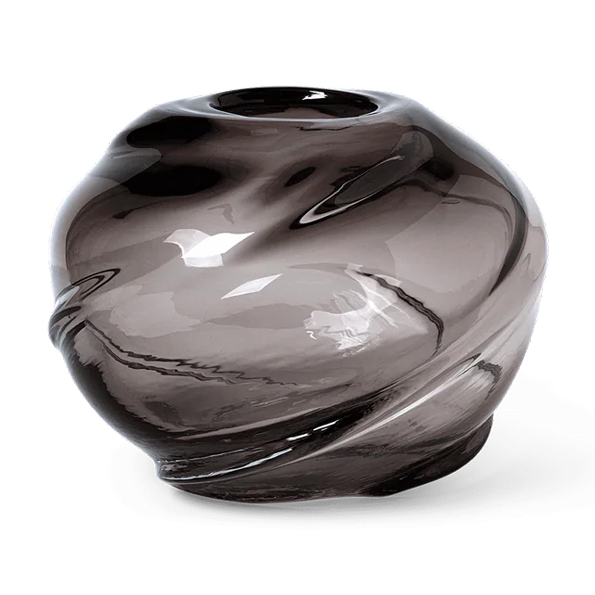 Ferm Living ファームリビング くるりとした水のようなフォルムが印象的なスモークグレーのガラスベース Water Swirl 高さ16cm 北欧 インテリア 花器 フラワーベース 手吹き 透明感 曲線 有機フォルム デザイン おしゃれ